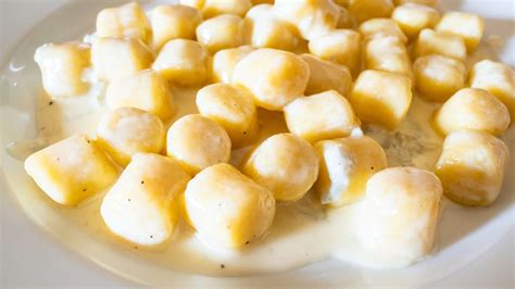 Gros plan sur la texture crémeuse des gnocchi au fromage