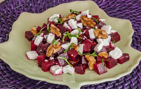 Salade de betteraves colorée avec noix, raisins et feta