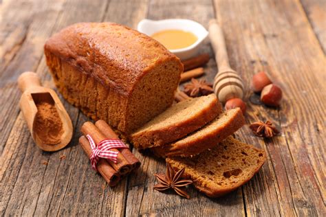 Gros plan sur du pain d'épices artisanal coupé en tranches