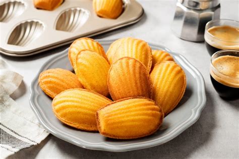 Diverses pâtisseries comme des cakes et des madeleines