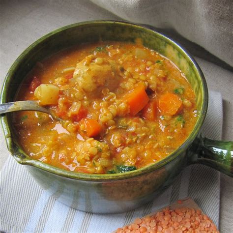 ingrédients pour la soupe de lentilles : lentilles corail, tomates, oignons, menthe