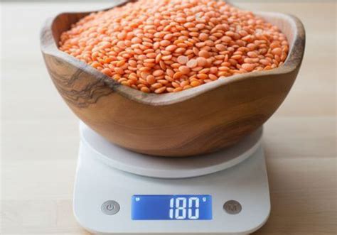 lentilles corail crues dans un bol