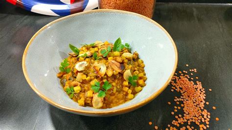 Courge butternut et lentilles corail dans une sauteuse