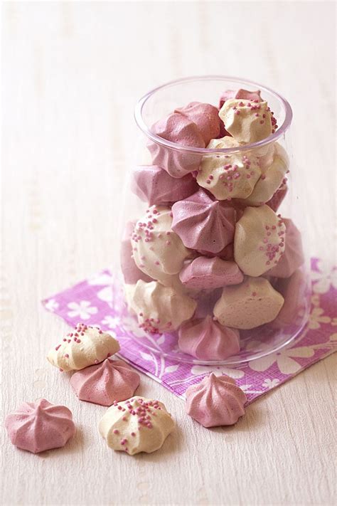 petites meringues roses parfumées à la framboise