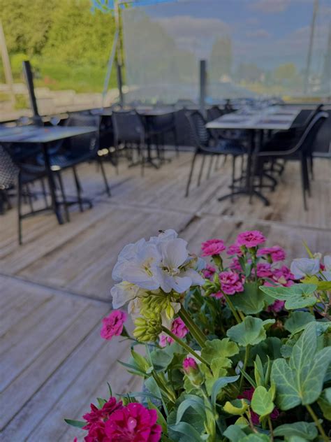 pizzeria et terrasse ensoleillée