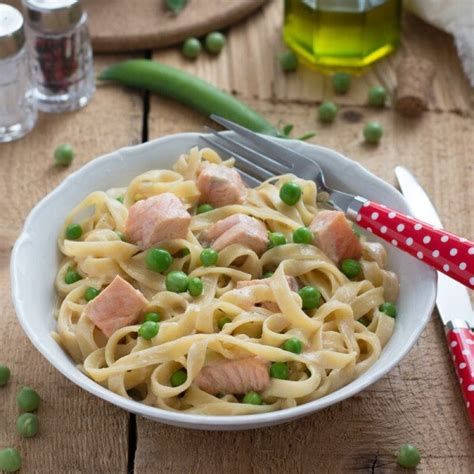 Une assiette de tagliatelles au saumon et petits pois