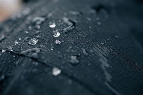 Textile résistant à l'eau avec des gouttes qui perlent