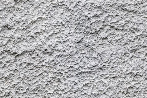 Façade d'une maison avec des signes d'humidité et de dégradation du crépi
