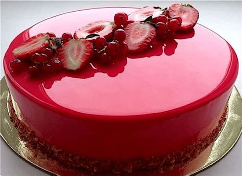 Glaçage miroir rouge brillant sur un entremets