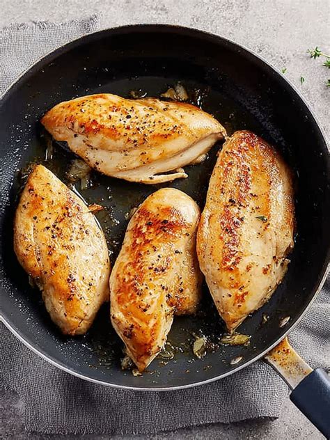 Poêle avec des filets de pigeon en train de dorer