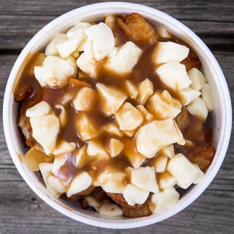 Une poutine garnie de sauce brune