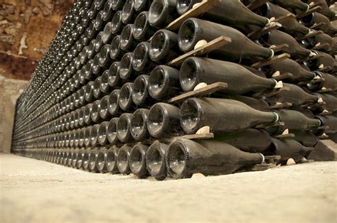 Bouteilles de Champagne en cave, sur lattes