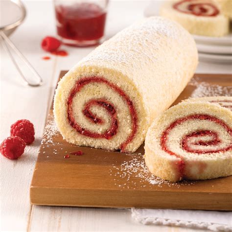 Un biscuit roulé sans gluten garni de confiture de framboises