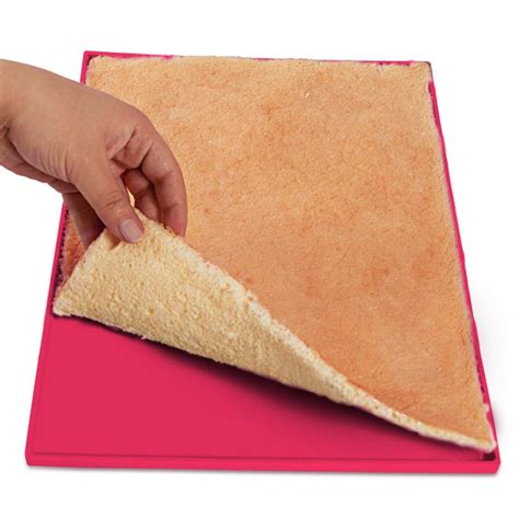 Une plaque de génoise sans gluten prête à être roulée