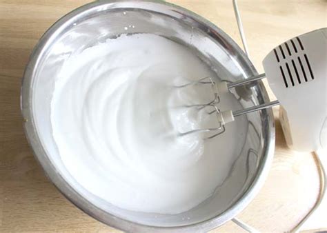 Un batteur électrique pour monter les blancs en neige