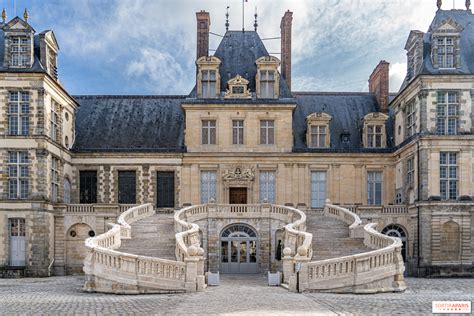 Assemblage de gâteaux carrés pour former la base d'un château