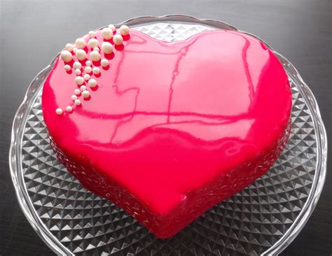 Application d'un glaçage rose sur un gâteau pour créer la base d'un château