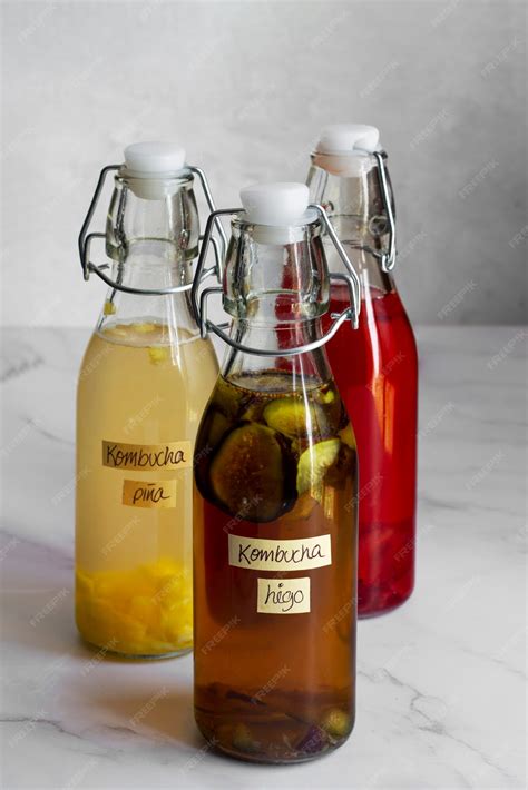Bouteilles de kombucha artisanal décorées