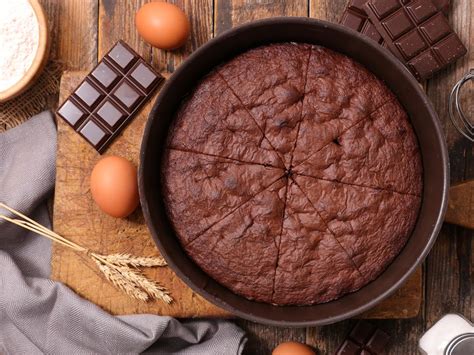 Gâteau fondant au chocolat dans un plat de service