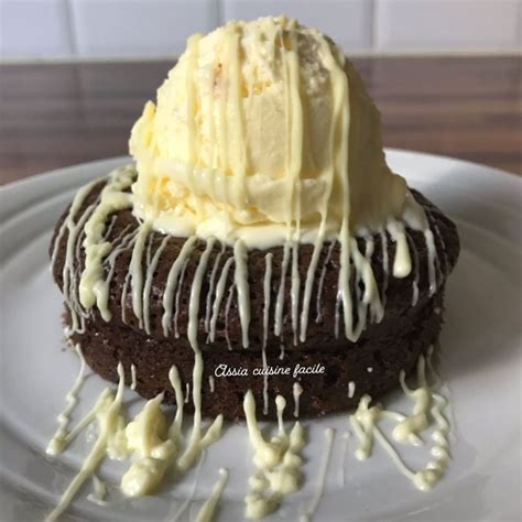 Assiette de fondant au chocolat avec une boule de glace vanille