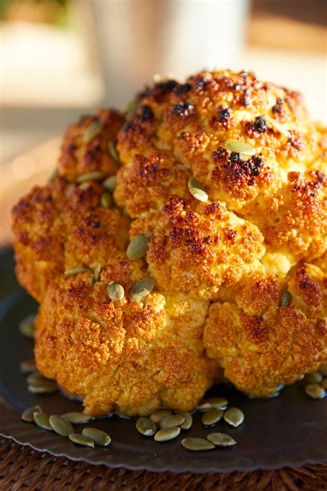 Chou-fleur rôti entier avec des épices