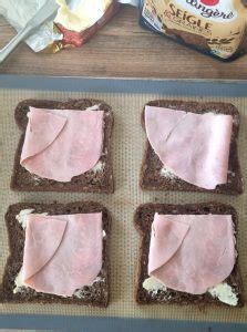 Tranches de pain de mie, jambon et emmental coupées aux mêmes dimensions