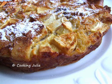 Gâteau aux pommes et pain perdu doré sortant du four