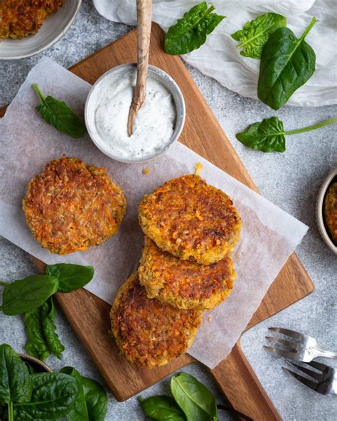 Galettes de lentilles corail et carottes dans une poêle