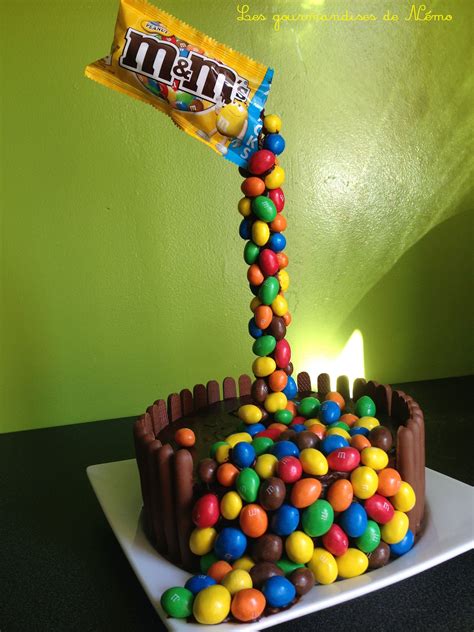 Gâteau Gravity Cake aux M&M's décoré