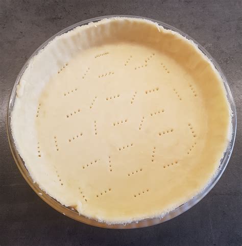 Image du fond de tarte pressé dans le moule et prêt à refroidir