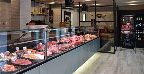 Une boucherie traditionnelle avec une vitrine bien garnie