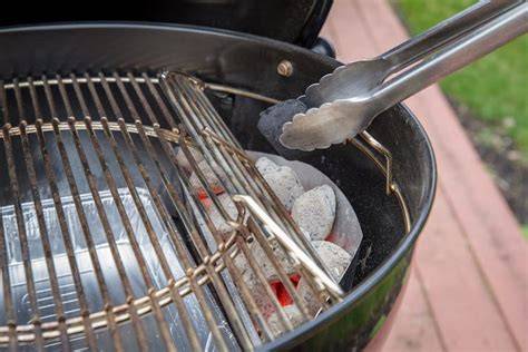 Schéma de cuisson indirecte sur barbecue Weber avec braises sur une moitié