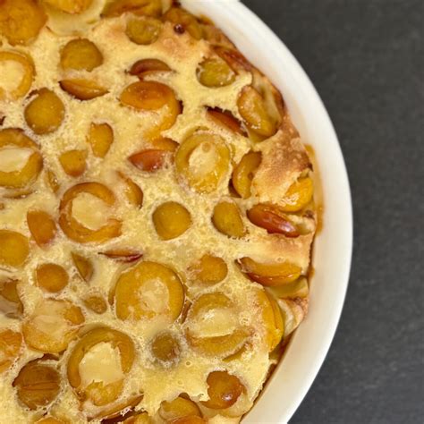 Clafoutis aux mirabelles sortant du four, doré et appétissant
