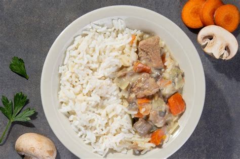 Bol de blanquette de veau servie avec du riz