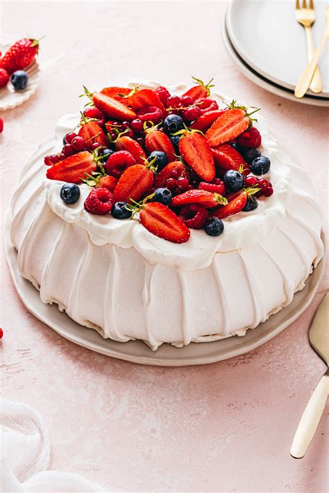 Une pavlova décorée de fruits rouges frais
