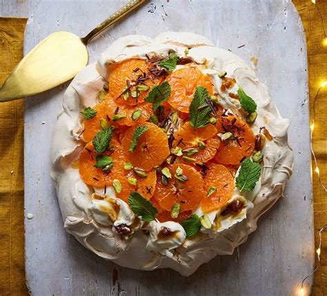 Une pavlova de Noël décorée de clémentines et pistaches