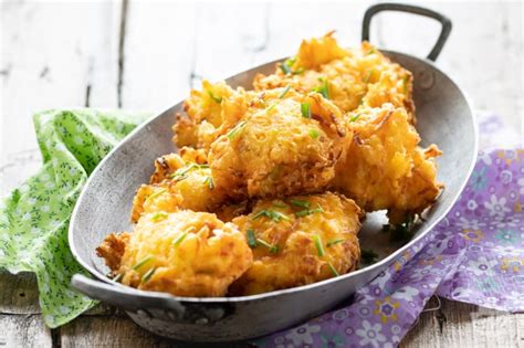 Assortiment de beignets de courge servis avec des sauces