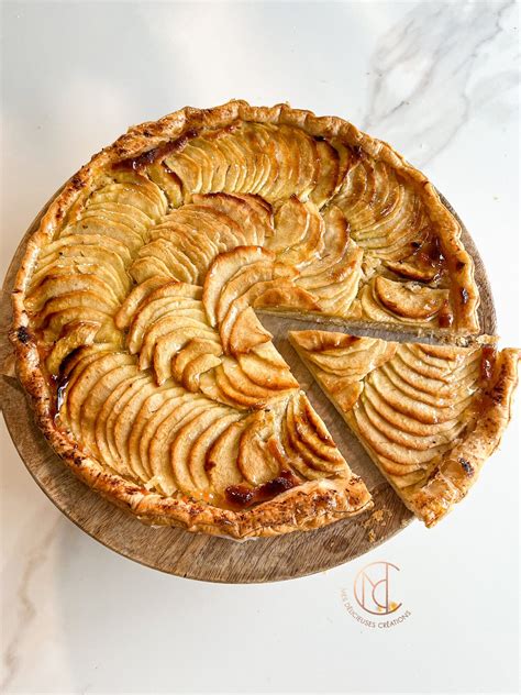 Découpe d'une tarte aux pommes frangipane