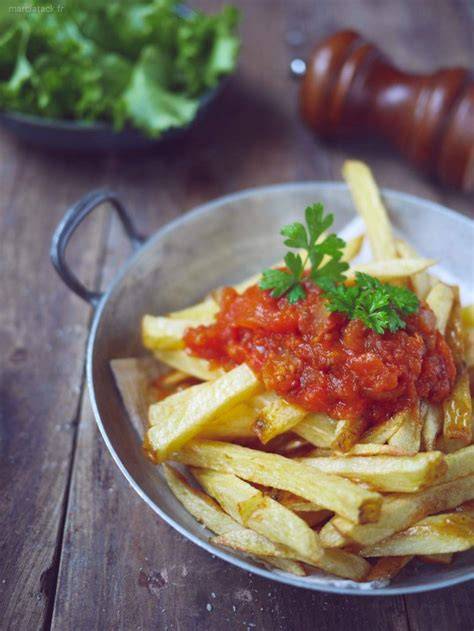image d’aubergines frites et sauce tomate