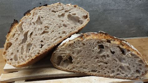 pain au levain fraîchement cuit et tranché