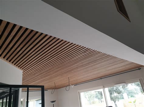 Plafond cuisine avec tasseaux bois