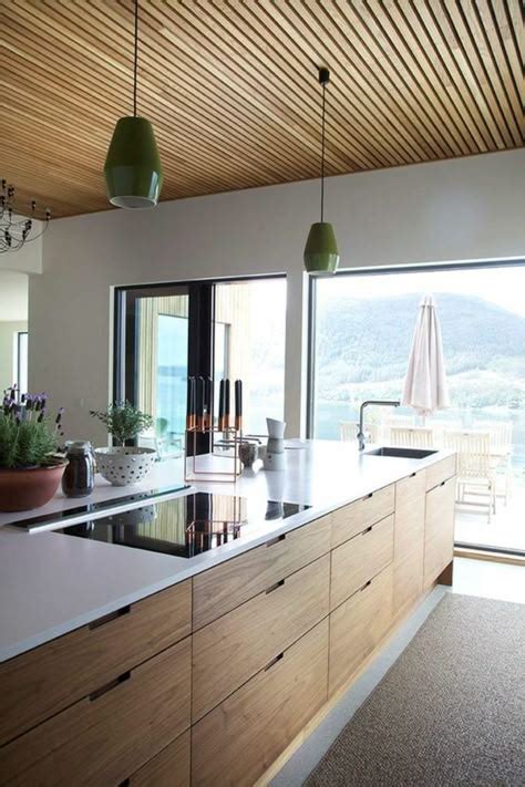 Cuisine ouverte avec plafond en bois