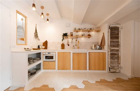 Cuisine linéaire blanche et bois