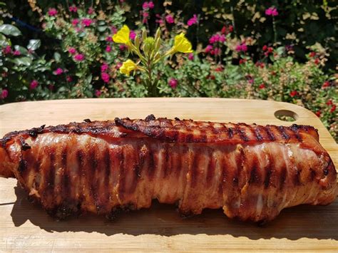 Poitrine de porc fumée sur grille de barbecue