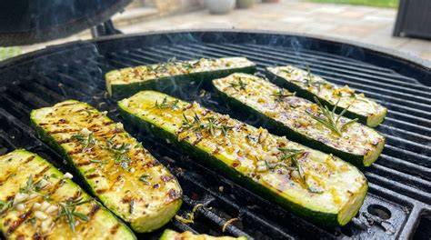 Infographie: schéma de coupe et timing de cuisson des courgettes au barbecue