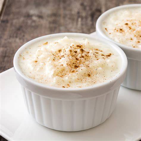 image de riz au lait tiède dans des ramequins