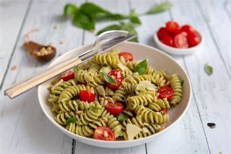 Salade de pâtes avec pesto et tomates séchées