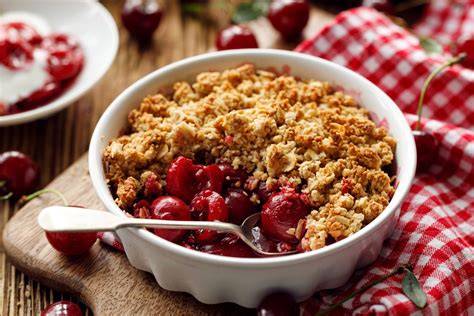 Illustration d’un crumble aux cerises dans un plat à gratin