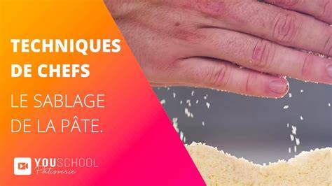Animation montrant le sablage de la pâte crumble