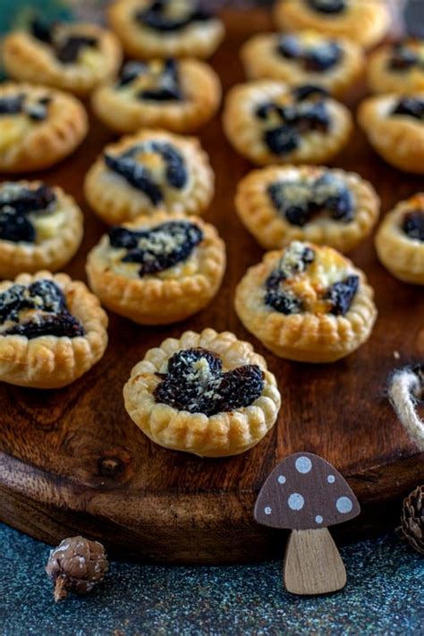 Image: Morilles et tartelettes dorées sur plan de travail